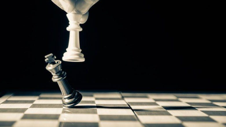 Commission only vs Fee only, chi vince il confronto tra Italia e UK?